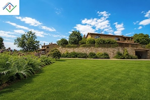 Exterior - La Casina: Tuscan Villa with Pool, Spa & Views (Riparbella)