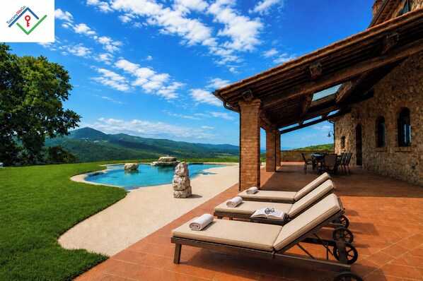 Outdoor dining - La Casina: Tuscan Villa with Pool, Spa & Views (Riparbella)