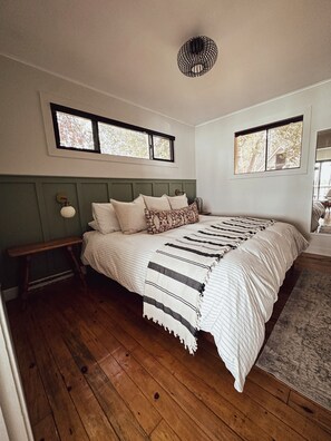 Room - Juniper Cottage, Beaver Lake | Peaceful waterfront property in Tamworth, Ontario (Tamworth)
