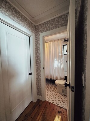 Bathroom - Juniper Cottage, Beaver Lake | Peaceful waterfront property in Tamworth, Ontario (Tamworth)