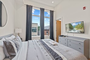 Tabla de planchar con plancha, wifi y ropa de cama 