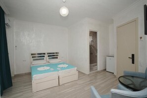 Chambre Familiale, balcon, vue cour intérieure | Wi-Fi gratuit