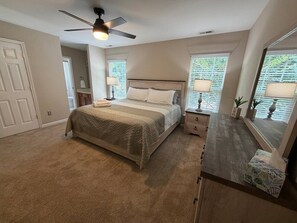 3 Schlafzimmer, Schreibtisch, Bügeleisen/Bügelbrett, WLAN