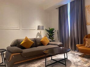 Apartamento, vista para a piscina | Área de estar