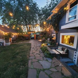 Outdoor dining - Ballard Holdfast: Rare Spacious Family Retreat Near Downtown Ballard (Seattle)