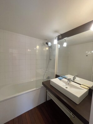 Sèche-cheveux, serviettes fournies, papier toilette