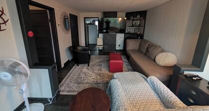 Charming East facing view of lake and city! Close to beaches,kiddies spray pool