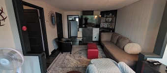 Charming East facing view of lake and city! Close to beaches,kiddies spray pool