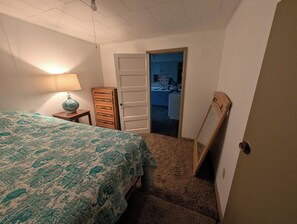 WiFi, bed sheets - Charming East facing view of lake and city! Close to beaches,kiddies spray pool (Flin Flon)