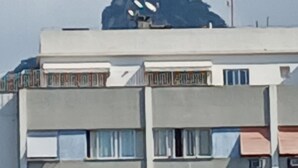 Rakennuksessa on patsas katolla, parvekkeita ja useita ikkunoita.