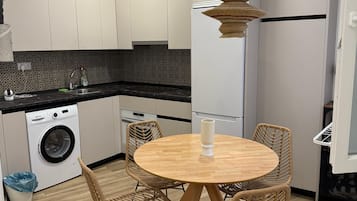Basic Room, Courtyard View | Dining