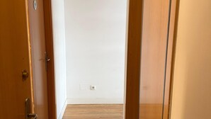 A hallway with wooden flooring, white walls, and closed doors. - Guipuzcua  (Pamplona)