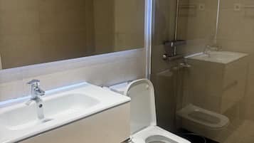 Habitación básica, vistas al patio | Baño