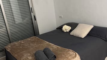 Chambre de base, vue sur la cour intérieure