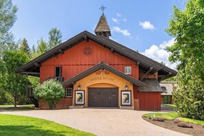 A red building with a sign reading 'Opera House' and a small balcony. - Beautiful Sun Valley Condo - 2 bedrooms + loft (Sun Valley)