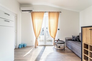 Estudio, no fumadores | Zona de estar | Una televisión LED, suelo radiante