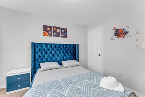 Internet, bed sheets - Calm Brampton Home | Sleeps 8 | Family Friendly (Brampton)