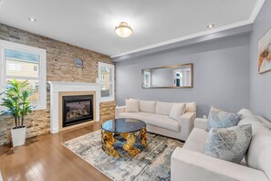 Living area - Calm Brampton Home | Sleeps 8 | Family Friendly (Brampton)
