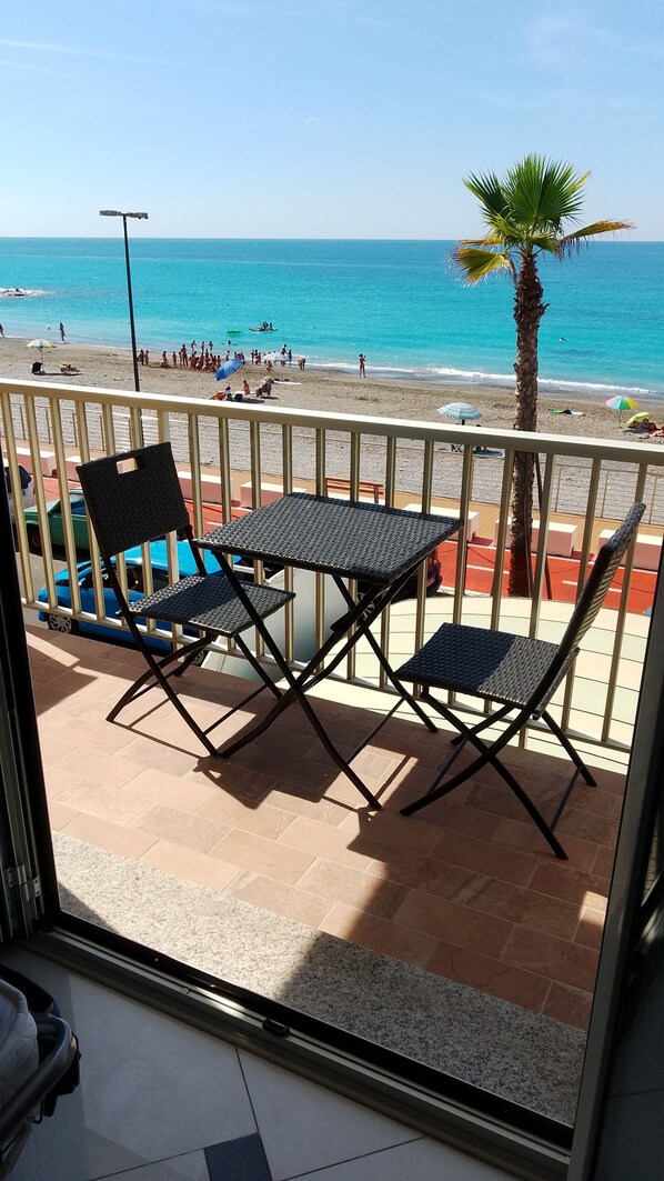 Outdoor dining - Vrbo Property (Ventimiglia)