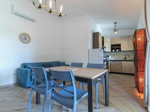 Een moderne keuken met houten kastjes, een inbouwoven en een spoelbak.