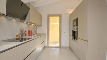 Wasserkocher mit Kaffee-/Teezubehör, Kühlschrank, Mikrowelle, Ofen
