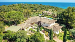 A coastal property with multiple buildings, a swimming pool, and lush greenery. - Villa Arasu - Private, gated estate 100 meters from the beach - Punta d'Araso (Zonza)