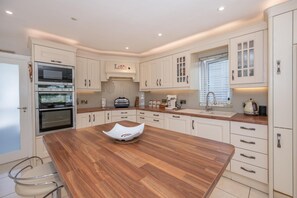 Private kitchen - Amazing 4 bedroom house in the heart of Cork (Cork)