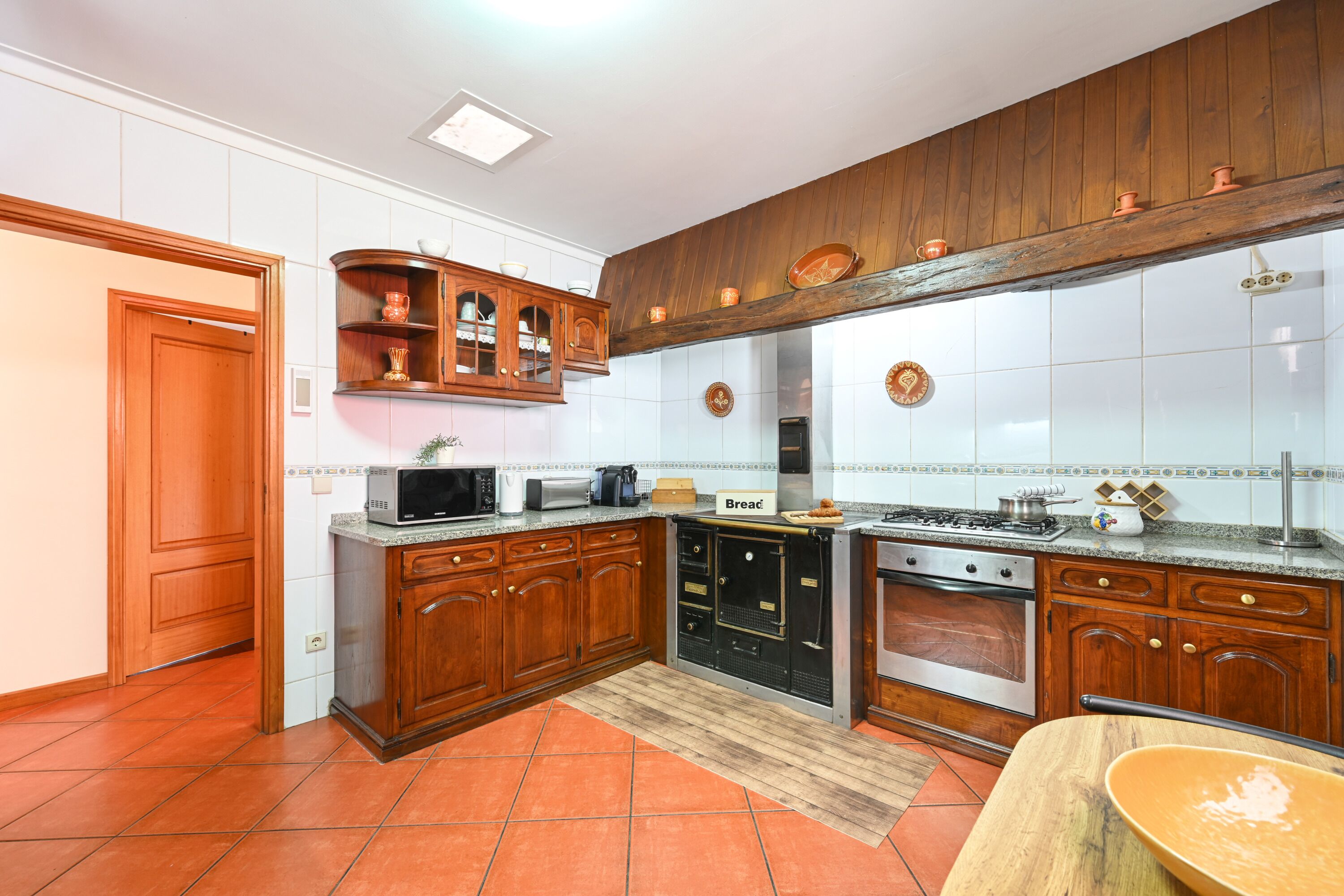 Cafetera y tetera, refrigerador, microondas y horno 