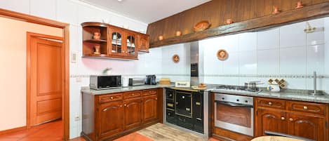 Cafetera y tetera, refrigerador, microondas y horno