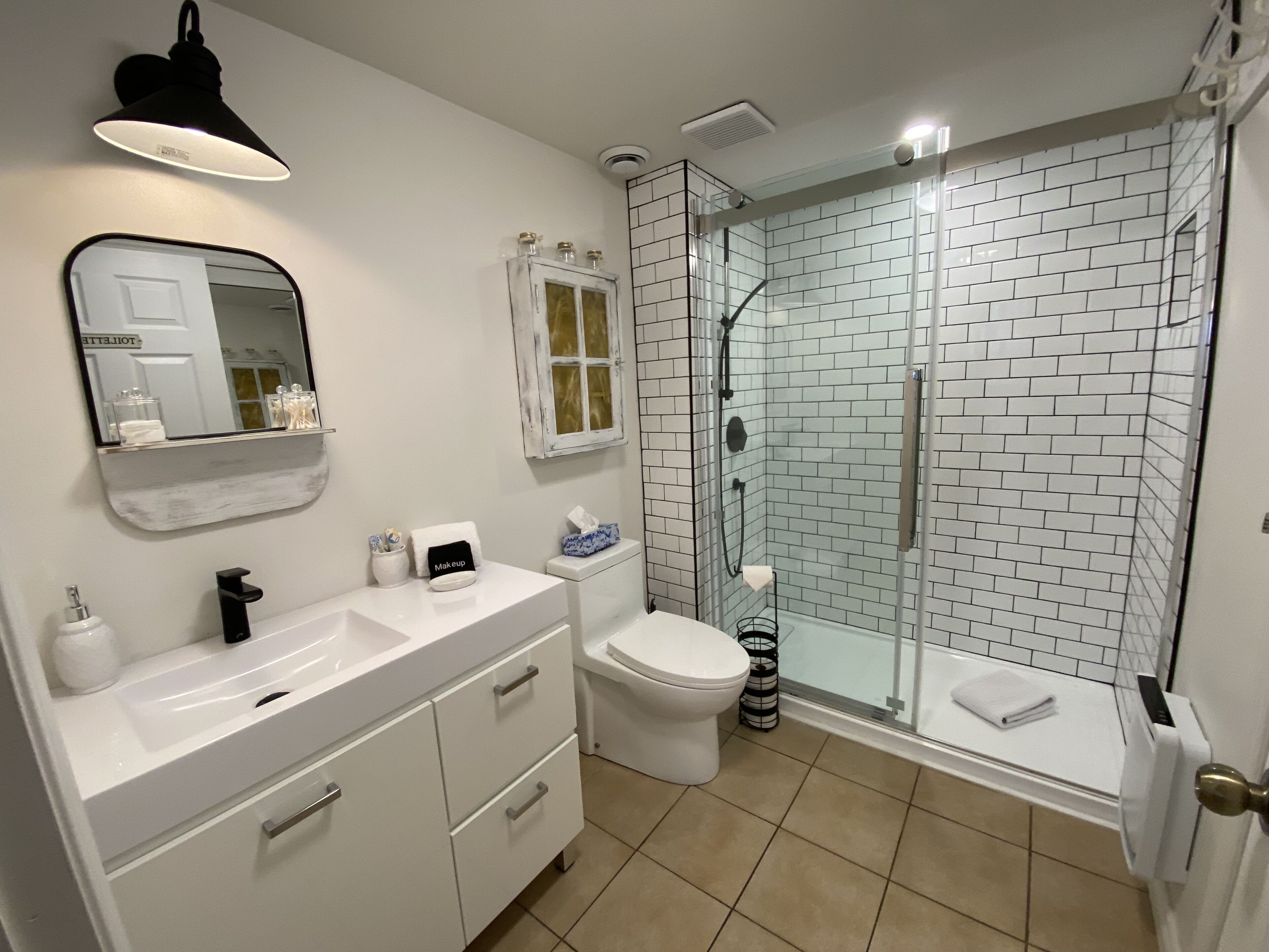 Douche, baignoire à jets, sèche-cheveux, serviettes fournies