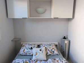 2 bedrooms, iron/ironing board, WiFi - House in a gated community with a pool, tennis court, and playground. (Vic-la-Gardiole)