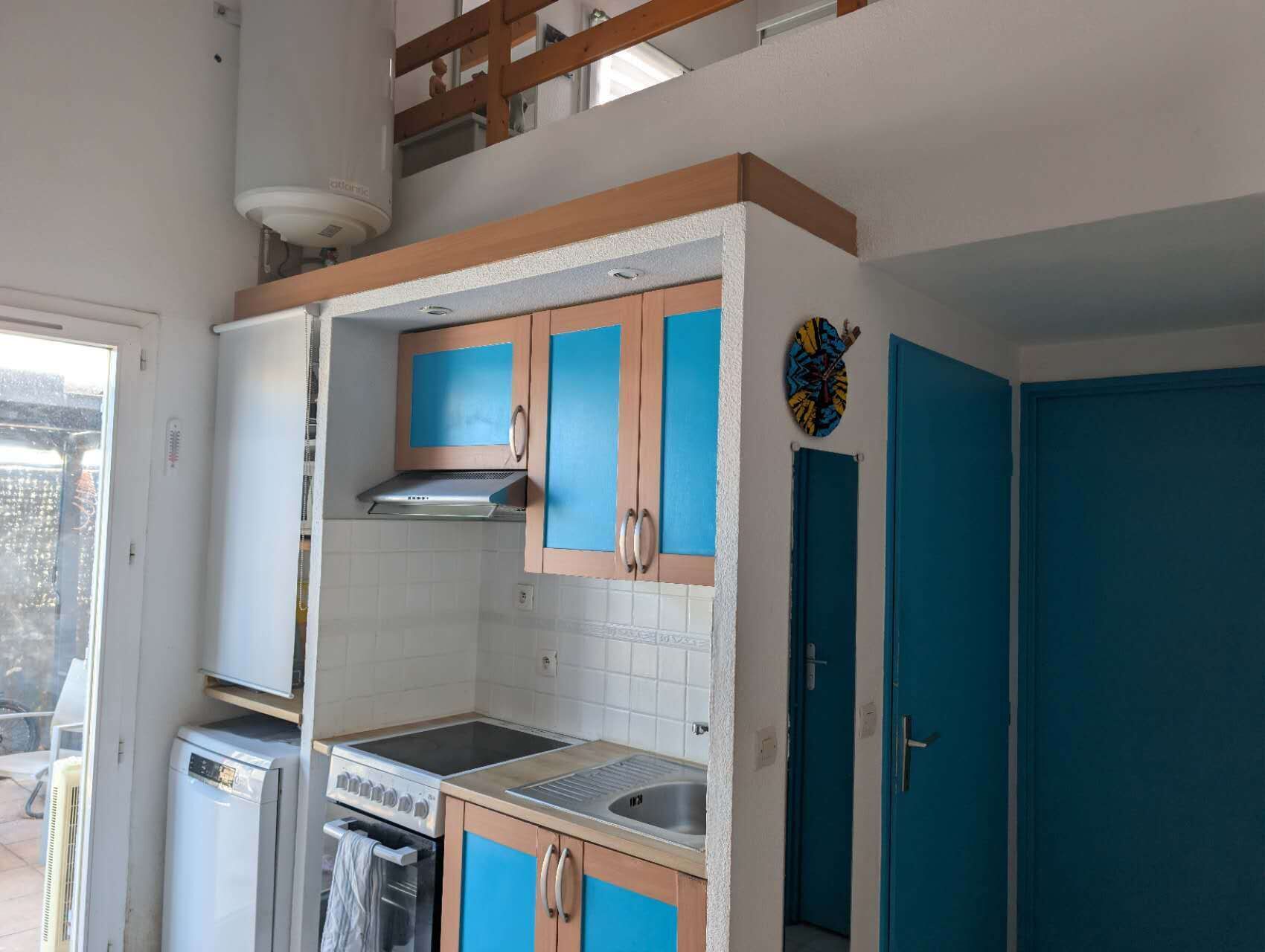 Eine kleine Küche mit Herd, Backofen und einer Arbeitsplatte.