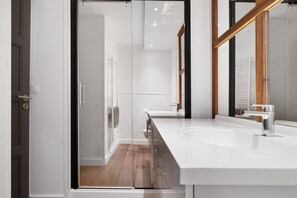 Een douche, een haardroger, handdoeken