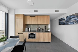 Private kitchen - Cozy 1-bedroom condo in peaceful Miami with AC (Miami)