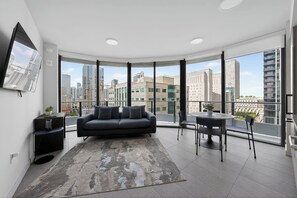 Living area - Cozy 1-bedroom condo in peaceful Miami with AC (Miami)