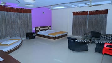 Luxury Studio | Desk, laptop workspace, WiFi (free)