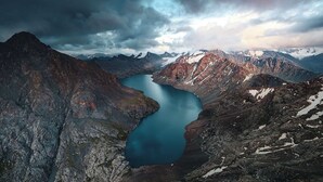 Un paysage montagneux avec un lac.