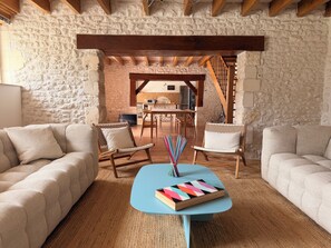 Smart TV, fireplace, ping pong - An authentic Charentaise right on the water! (Saint-Palais-sur-Mer)