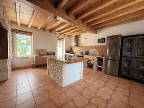 Fridge, microwave, oven, stovetop - An authentic Charentaise right on the water! (Saint-Palais-sur-Mer)