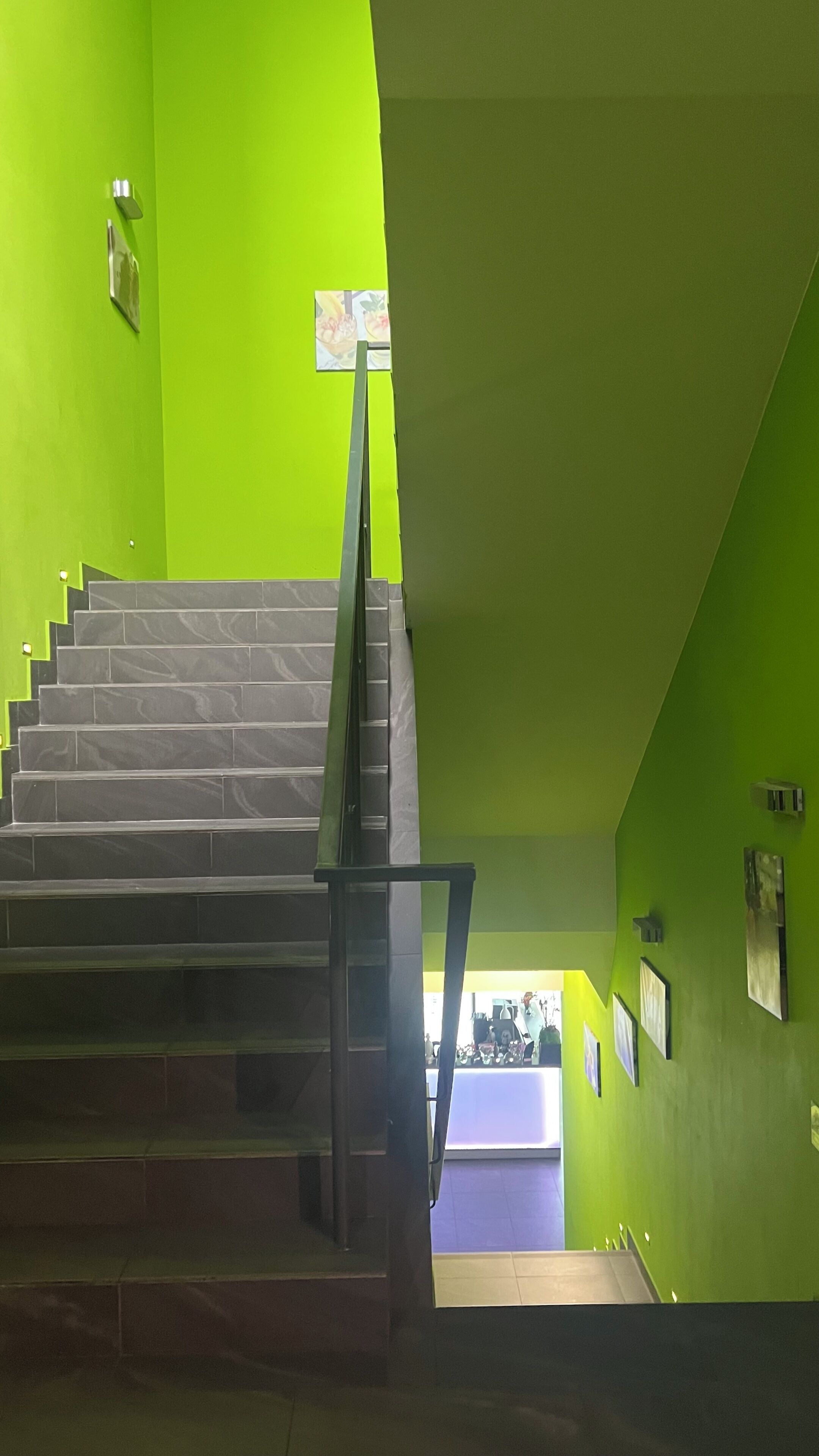 Una escalera con barandilla metálica que conduce a una plataforma.