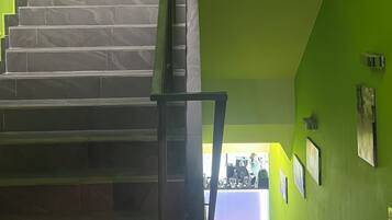Una escalera con barandilla metálica que conduce a una plataforma.