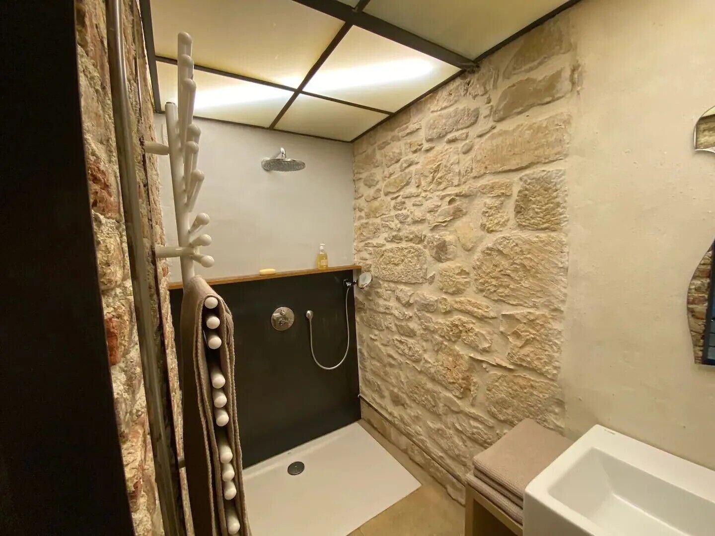 Articles de toilette gratuits, sèche-cheveux, serviettes fournies, savon