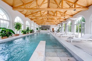 Piscina interna, espreguiçadeiras