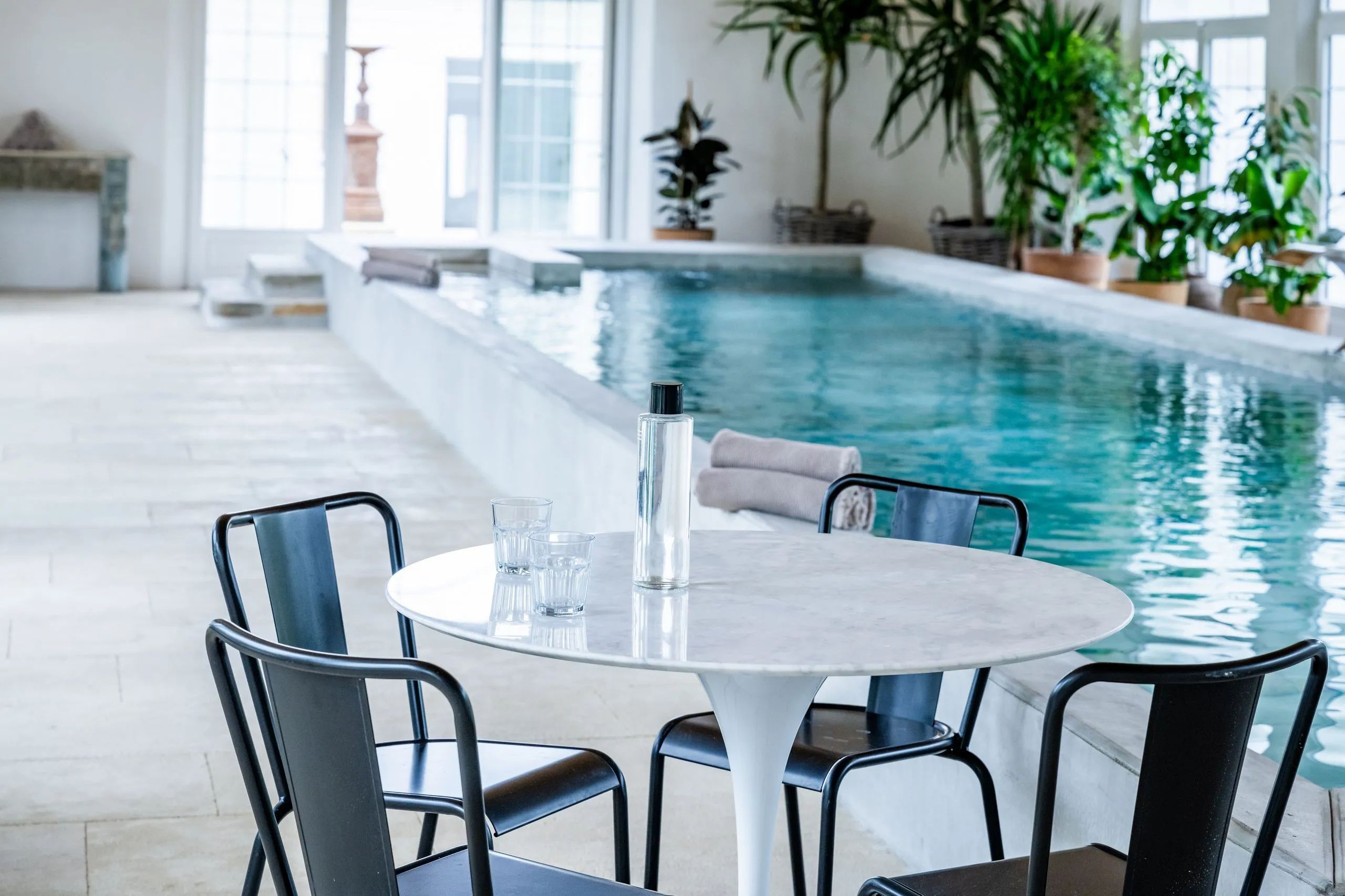 Indoor pool, sun loungers