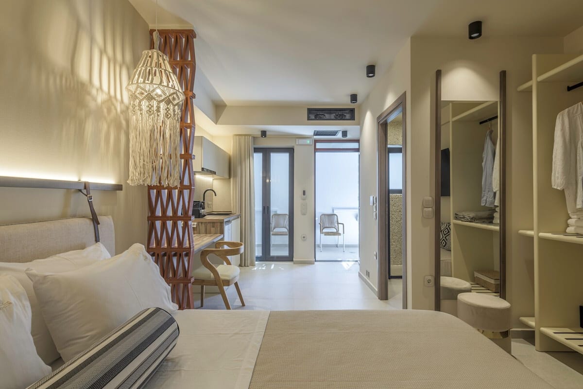 Basic Studio | In-room safe, soundproofing, iron/ironing board, free WiFi
