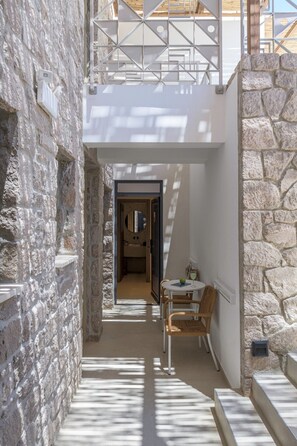 Outdoor dining - Zefyria Luxury Suites (Milos)