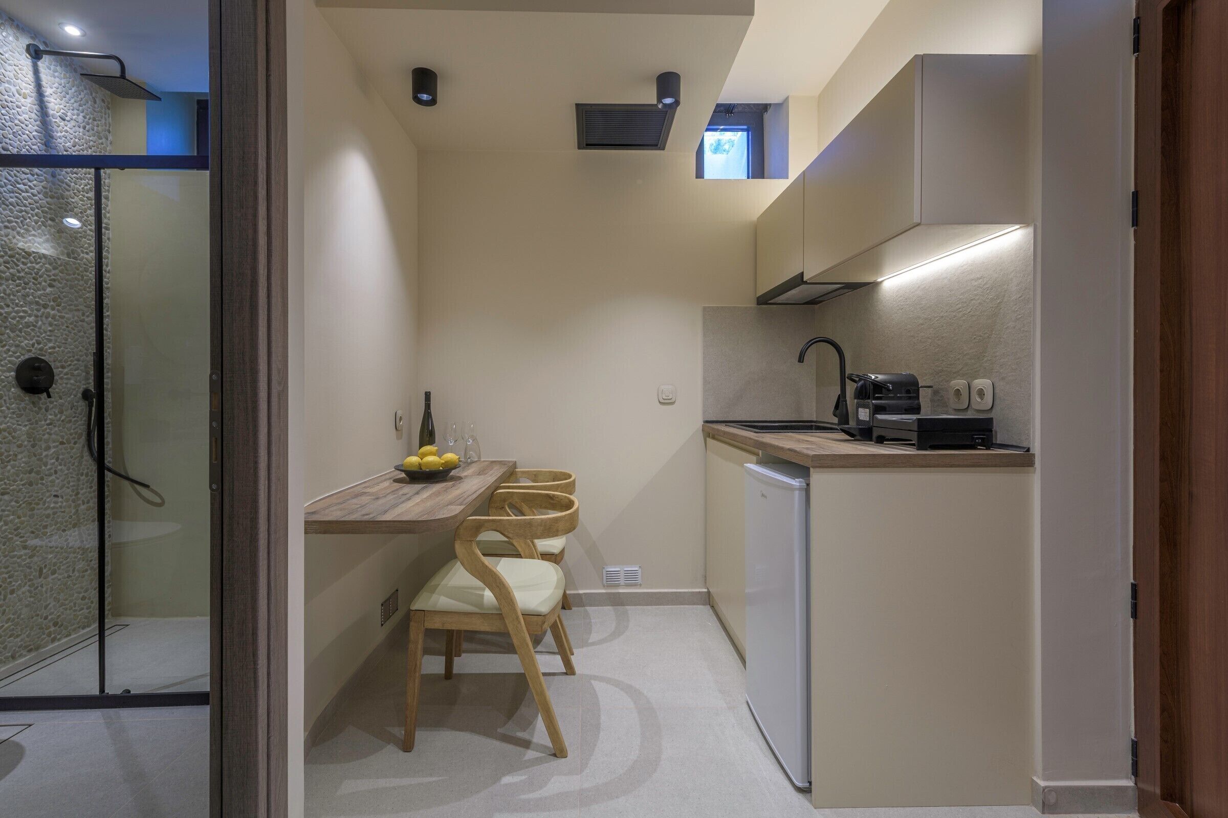 Studio | Private kitchen | Mini-fridge, cookware/dishes/utensils
