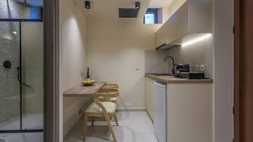 Studio | Private kitchen | Mini-fridge, cookware/dishes/utensils