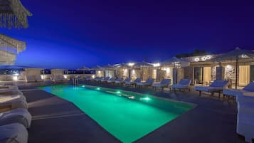 Habitación cuádruple de lujo, vistas a la piscina | Piscina | 15 piscinas al aire libre