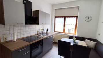 Wasserkocher mit Kaffee-/Teezubehör, Kühlschrank, Mikrowelle, Ofen